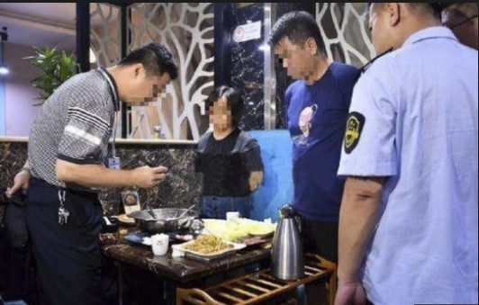  Thực khách tá hỏa phát hiện 8 con gián trong nồi lẩu ảnh 1