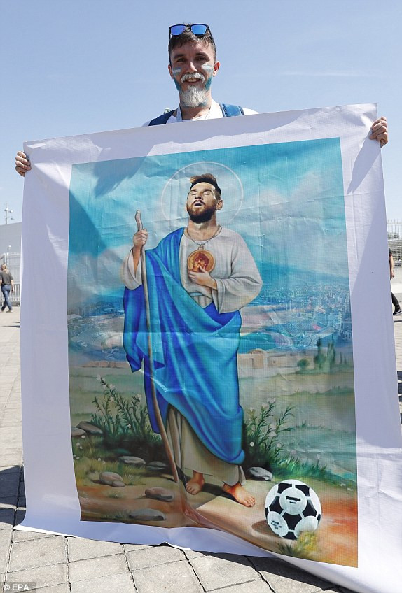 Argentina xuất quân: Messi phải nhìn Ronaldo mà học tập! ảnh 2