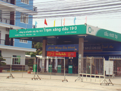 Cây xăng này (Biên Hòa, Đồng Nai) chỉ bán sau khi nghe tin cơ quan chức năng đến kiểm tra . Ảnh: Đức Minh Cây xăng này (Biên Hòa, Đồng Nai) chỉ bán sau khi nghe tin cơ quan chức năng đến kiểm tra