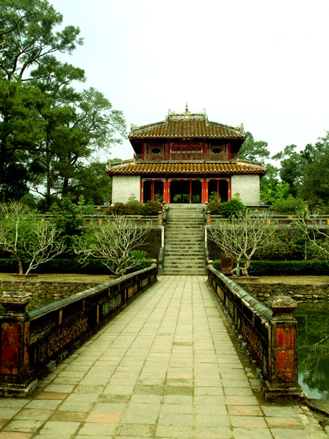 Trung đạo kiều dẫn đến Minh Lâu