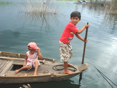 Nguyễn Nhất Phong (8 tuổi) chèo thuyền chở em đi chơi