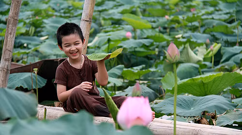 Đức Anh và Minh Châu thật duyên dáng Gia Hân và Tranh Linh tung tăng đi qua cầu Đức Anh và chị gái Trang Linh Ngọc Ánh và em trai cùng tạo dáng Thanh Sơn đáng yêu không nào? Đức Anh có gương mặt và nụ cười thật sáng Minh Châu duyên dáng và đáng yêu Gia Hân rất tự tin và duyên dáng Khoảnh khắc hồn nhiên
