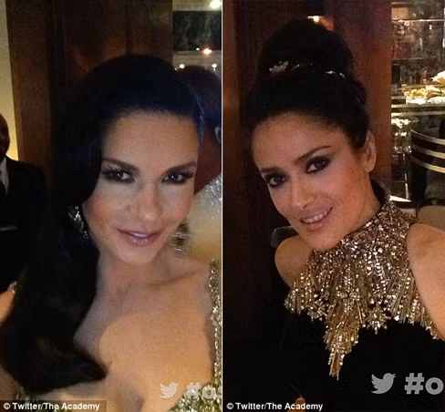 Hai nữ diễn viên đã ở vào tuổi trung niên Catherine Zeta-Jones và Salma Hayek cũng không ngoại lệ với trào lưu 'tự sướng' khi dự tiệc hậu Oscar