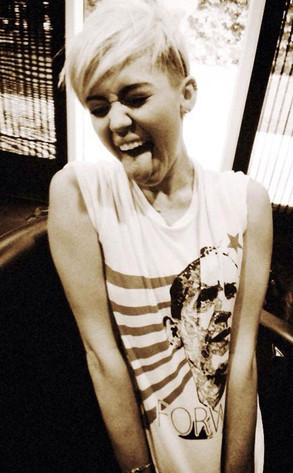 Ca sĩ Miley Cyrus khiến các fan trẻ tuổi của mình quan tâm hơn tới chính trị khi tạo hình hớn hở trong chiếc áo Obama