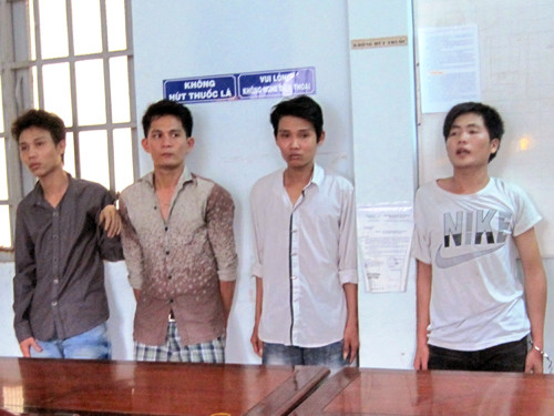 Bốn tên cướp manh động: Quy, Tuấn, Cường, Nhanh tại cơ quan công an