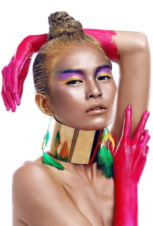 Trước khi được thay đổi diện mạo, Mâu Thanh Thủy đã có màn thể hiện chụp ảnh chân dung nghệ thuật rất ấn tượng, cô được bước tiếp vào vòng trong nhờ thần thái chứa đựng nhiều cảm xúc Bài viết: http://news.zing.vn/Hanh-trinh-lot-xac-an-tuong-cua-quan-quan-Mau-Thanh-Thuy-post379718.html#category Nguồn Zing News 