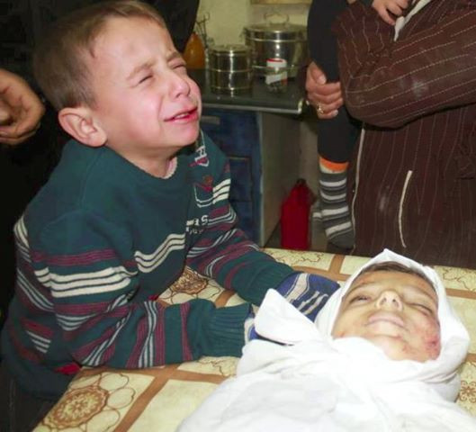 Gào khóc bên thi thể anh trai