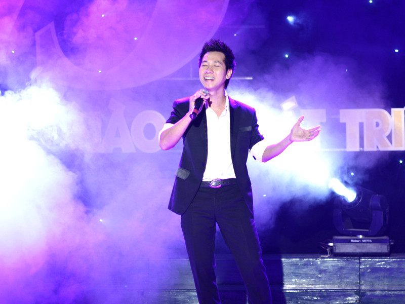 Nam ca sĩ giải nhất Sao Mai 2007 Lê Anh Dũng đem đến một nét khác lạ cho đêm văn nghệ
