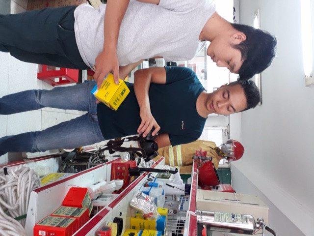 Người dân đổ xô mua đồ cứu hỏa sau vụ cháy chung cư Carina ảnh 2