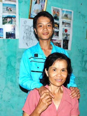 “Mình làm điều tốt để mong các con học tập, lớn lên biết yêu thương, sẻ chia” - Chị Thanh nói (Trong ảnh: Hai mẹ con chị Thanh). “Mình làm điều tốt để mong các con học tập, lớn lên biết yêu thương, sẻ chia” - Chị Thanh nói (Trong ảnh: Hai mẹ con chị Thanh)