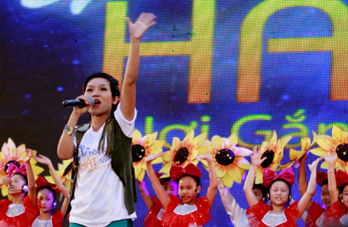 Ca sĩ Thái Thùy Linh cùng dàn đồng ca nhí