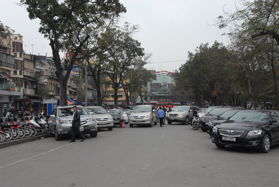 Bãi đỗ xe khu vực cuối đường Đinh Tiên Hoàng, giáp Hồ Gươm vẫn hoạt động bình thường