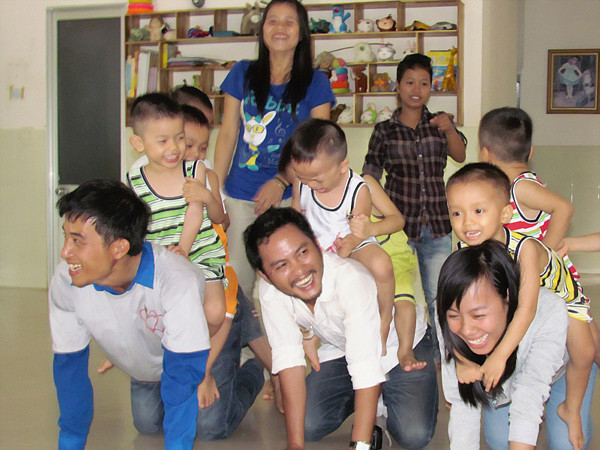 Nam Phương và các em nhỏ tại Nha Trang. Ảnh: Đ.Q. Nam Phương và các em nhỏ tại Nha Trang. Ảnh: Đ.Q