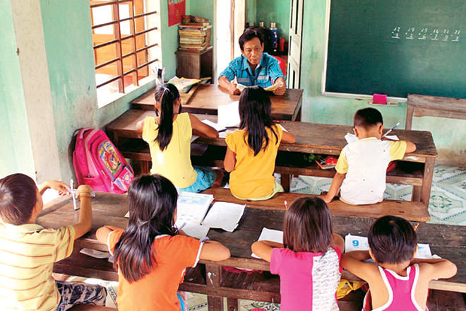 Tận tình chỉ bảo các em từng con số, từng nét chữ