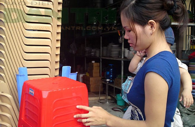 Những người lao động nghèo, công nhân tới chợ đồ cũ Phạm Văn Bạch, Tân Sơn có thể lựa chọn được những món đồ ưng ý, chất lượng và giá hợp lý. . Những người lao động nghèo, công nhân tới chợ đồ cũ Phạm Văn Bạch, Tân Sơn có thể lựa chọn được những món đồ ưng ý, chất lượng và giá hợp lý.