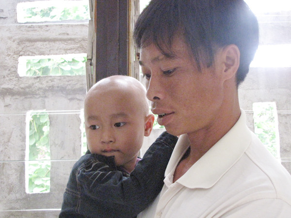 Anh Vũ Văn Ninh và con trai Vũ Đức Thịnh ở Kim Sơn- Ninh Bình buồn so bên ngoài lớp học