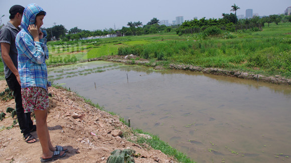 Uyên (áo xanh) được dẫn giải ra hiện trường . Uyên (áo xanh) được dẫn giải ra hiện trường