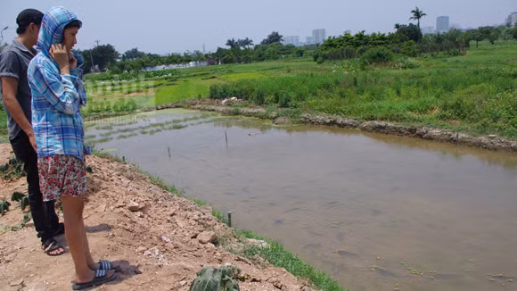 Uyên (áo xanh) được dẫn giải ra hiện trường . Uyên (áo xanh) được dẫn giải ra hiện trường