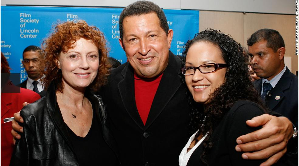 Nữ diễn viên Susan Saradon và con gái gặp mặt tổng thống Hugo Chavez trong một bữa tiệc ở thành phố New York hồi tháng 9 năm 2009