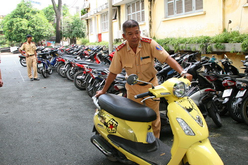 Hơn 100 xe vi phạm đang được giữ tại UBND Q.Bình Thạnh chờ chuyển về kho. Ảnh: Gia Minh. Hơn 100 xe vi phạm đang được giữ tại UBND Q.Bình Thạnh chờ chuyển về kho. Ảnh: Gia Minh