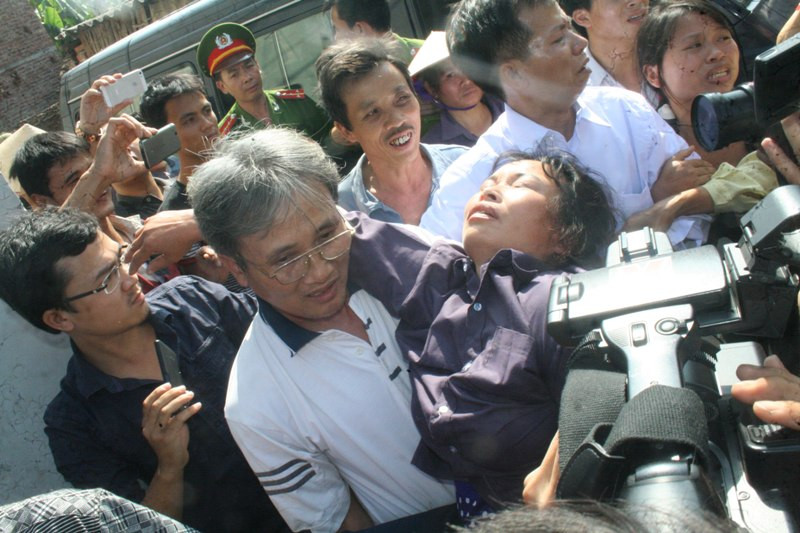 Bà Chiến bị ngất, phải bế vào nhà