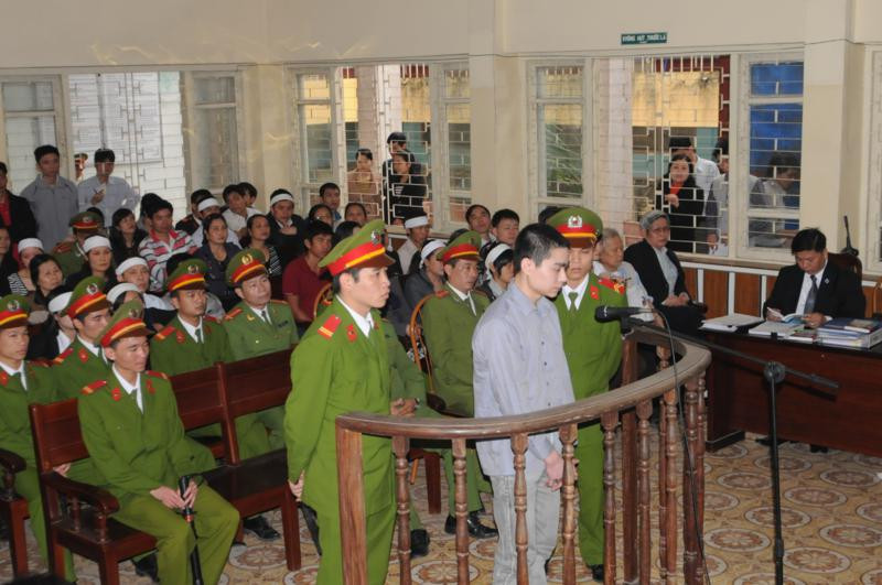 Rất đông người nhà gia đình bị hại có mặt tại tòa để một lần nữa đối mặt với kẻ đã sát hại người thân của mình