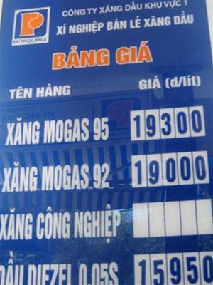 Sau 30 phút, các cửa hàng xăng dầu đều đã có bảng niêm yết giá mới. Ảnh: Minh Thùy Sau 30 phút, các cửa hàng xăng dầu đều đã có bảng niêm yết giá mới. Ảnh: Minh Thùy