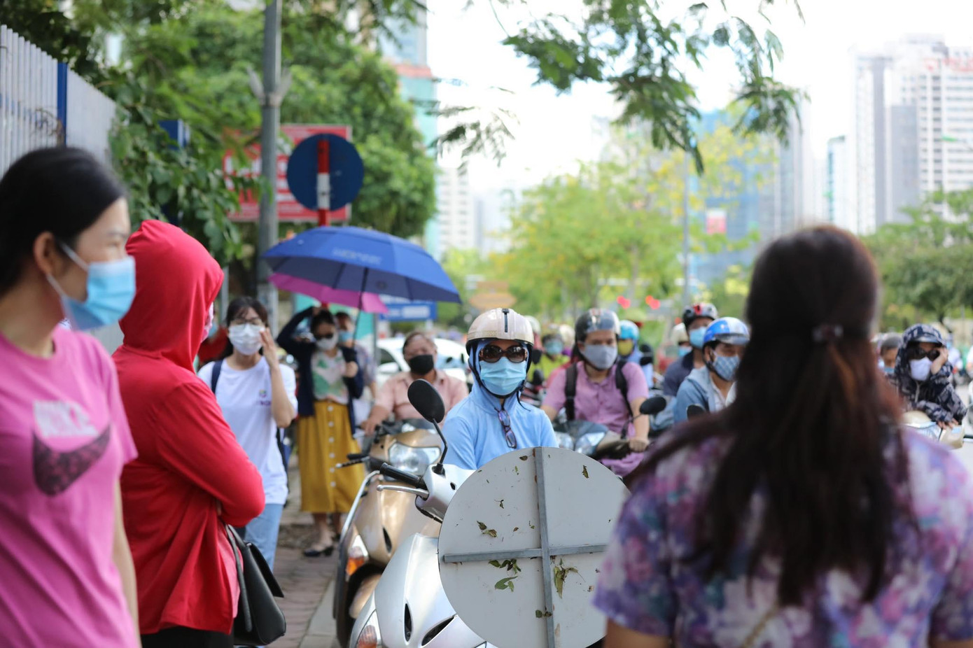 Nhiều phụ huynh đến đợi trước 30 phút giờ đón con trong thời tiết nắng nóng