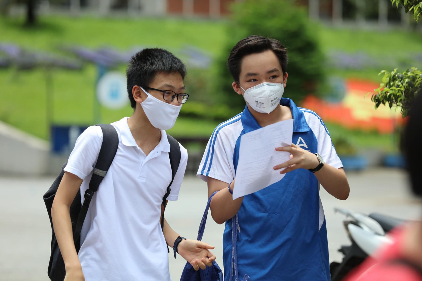 Nhiều thí sinh ra khỏi phòng thi vẫn lăn tăn một số câu bị mất điểm