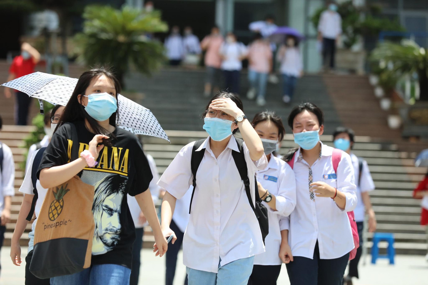 Khác với hai ngày trước đó mưa tầm tã, hôm nay thời tiết Hà Nội lại nắng nóng