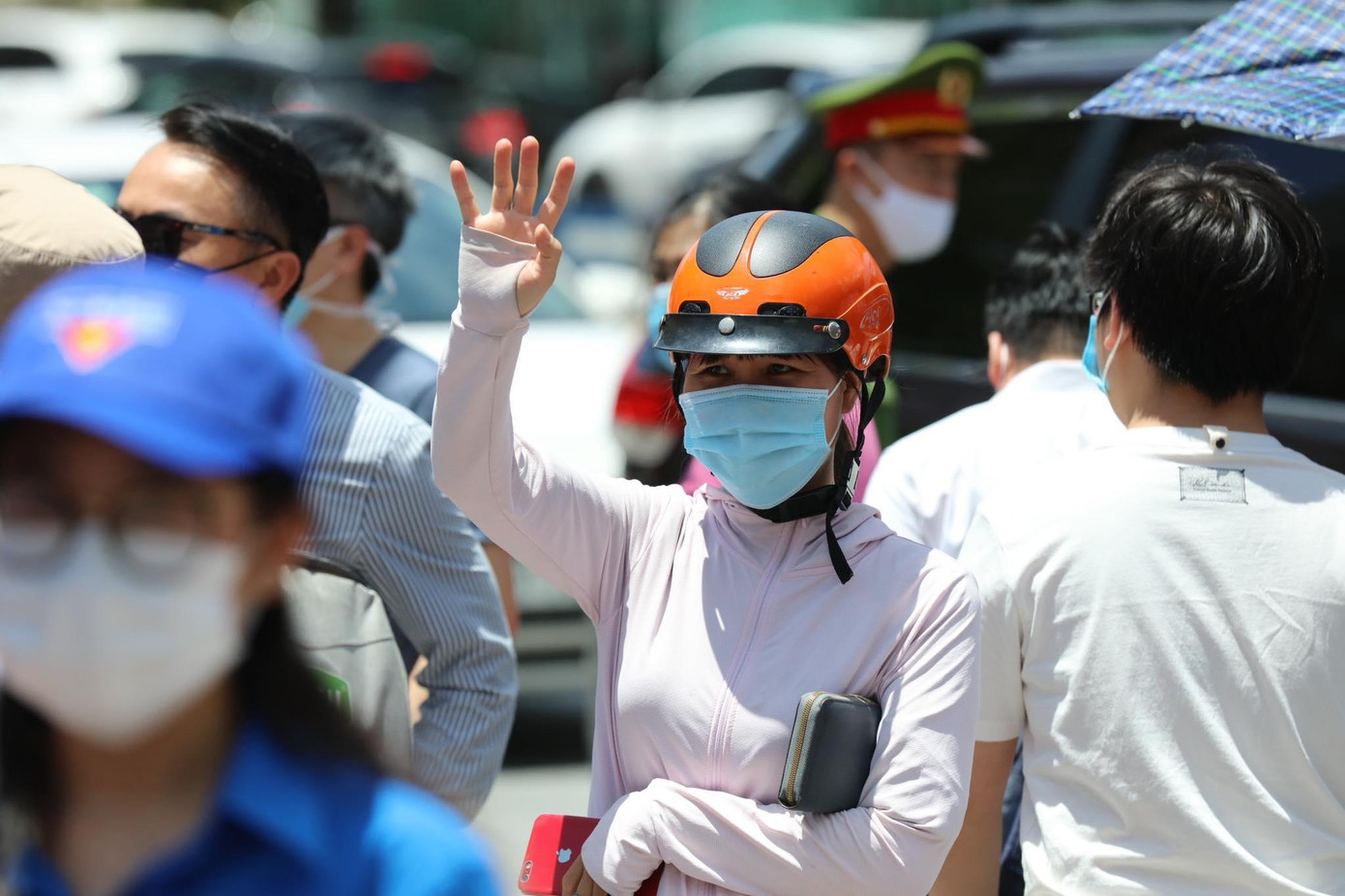 Đỏ mắt mong ngóng con ra khỏi phòng thi