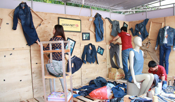 Một cửa hàng trưng bày và bán quần áo bò. Ảnh: Trường Phong. Một cửa hàng trưng bày và bán quần áo bò. Ảnh: Trường Phong