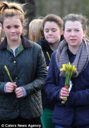 Nhiều người đặt hoa tưởng nhớ thầy giáo Petert Rippington