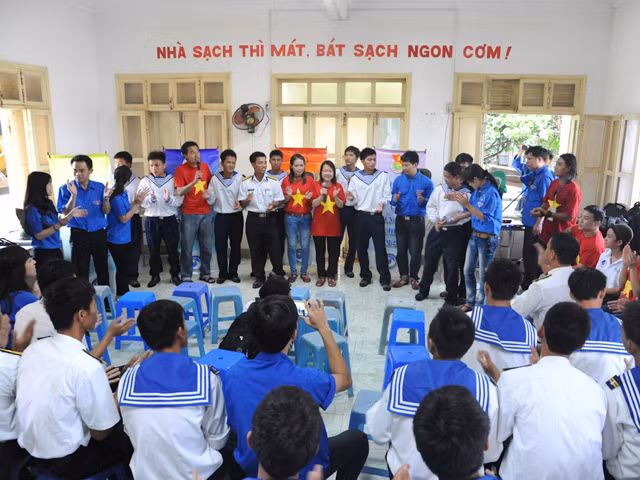 Đội văn nghệ xung kích giao lưu với các chiến sĩ tại đảo Phan Vinh