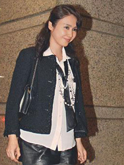 Lê Tư xuất hiện với bụng lớn hơn bình thường. Lê Tư xuất hiện với bụng lớn hơn bình thường