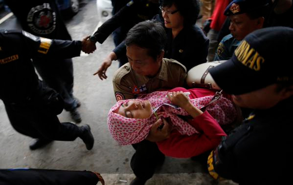 [LIVE] Phát hiện thân máy bay QZ8501 dưới đáy biển ảnh 56