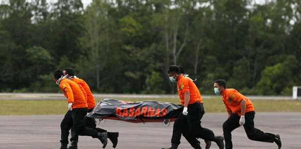 [LIVE] Phát hiện thân máy bay QZ8501 dưới đáy biển ảnh 15