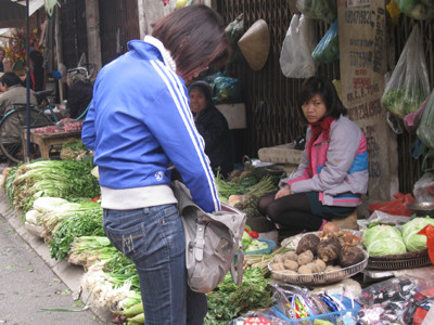 So với cao điểm trước Tết, giá rau xanh đã giảm một nửa