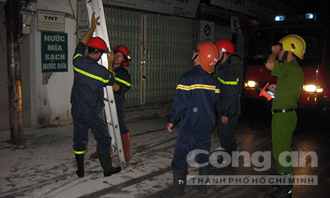 Cháy trụ điện rạng sáng, một gia đình thoát chết ảnh 1