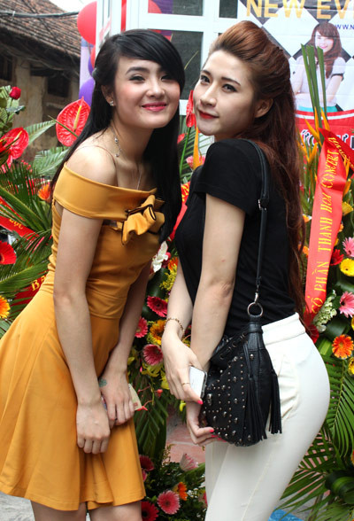 Cả hai cùng tạo dáng nhí nhảnh