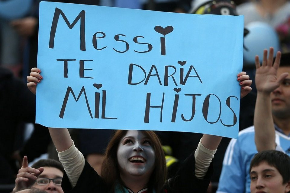 Một fan nữ giơ cao biểu ngữ: Messi, em sẽ cho anh hàng ngàn đứa con