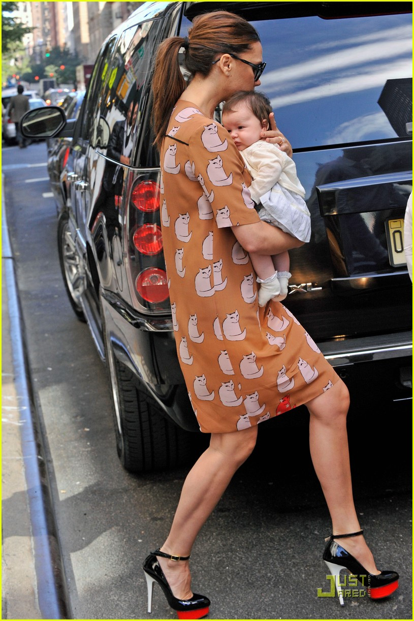 Xuất hiện tại sân bay Los Angle (Mỹ), hai mẹ con nhanh chóng trở thành tâm điểm của sự chú ý. Tại buổi lễ trao giải thưởng British Fashion. Hai mẹ con tại thành phố Los Angles. Vic và Harper với tone hồng xuất hiện trên đường phố New York (Mỹ) trong tuần lễ thời trang New York. Công chúa Harper trông thật đáng yêu với chiếc váy và chiếc nơ xinh màu hồng. Hai mẹ con đi mua sắm tại của hàng Big Apple. Vừa mới bước chân ra khỏi cửa hàng Channel, hai mẹ con đã bị những paparazzi chộp được.