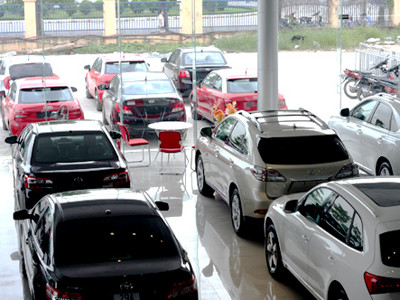 Những chiếc xe nằm chờ khách tại một showroom trên đường Lê Đức Thọ (Hà Nội) vào ngày 31/5