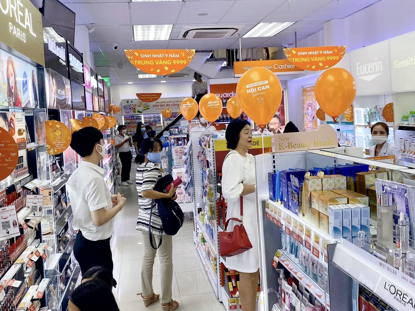 Nhiều khuyến mại dịp 20/10, chị em rủ nhau tự thưởng săn hàng sale ảnh 1