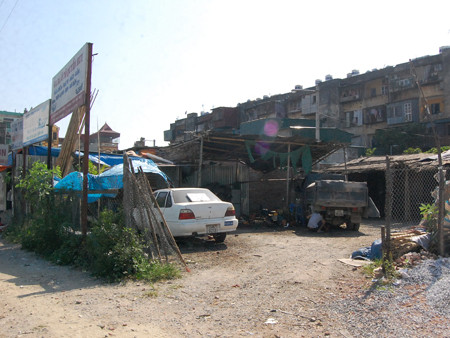 Bên trong là các bãi đỗ xe, thu mua sắt vụn mọc lên