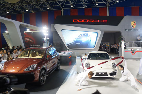 Nhưng lại không có gì mới, ngoài chiếc Porsche 911 màu trắng 