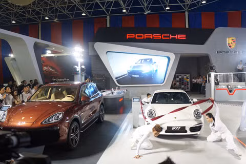 Nhưng lại không có gì mới, ngoài chiếc Porsche 911 màu trắng 