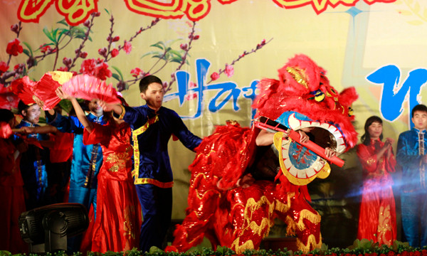 Đặc sắc là lời chào năm mới bằng những bài hát đặc gắn với văn hóa từng nước như Campuchia, Trung Quốc...