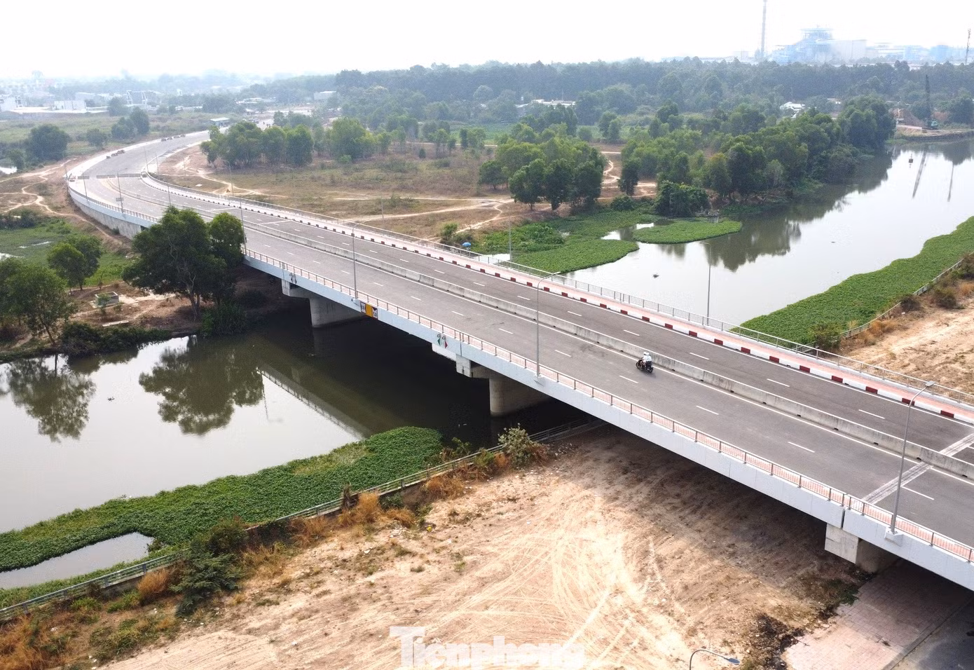 Cầu Đò bắc qua sông Thị Tính có chiều dài gần 170m với tổng kinh phí đầu tư 312 tỷ đồng. Đây là tuyến tránh nội ô thị xã Bến Cát (vừa được lên thành phố, có hiệu lực từ ngày 1/5 tới), giúp giảm ùn tắc giao thông và rút ngắn thời gian đi lại cho người dân trong khu vực. Cầu Đò bắc qua sông Thị Tính có chiều dài gần 170m với tổng kinh phí đầu tư 312 tỷ đồng. Đây là tuyến tránh nội ô thị xã Bến Cát (vừa được lên thành phố, có hiệu lực từ ngày 1/5 tới), giúp giảm ùn tắc giao thông và rút ngắn thời gian đi lại cho người dân trong khu vực.