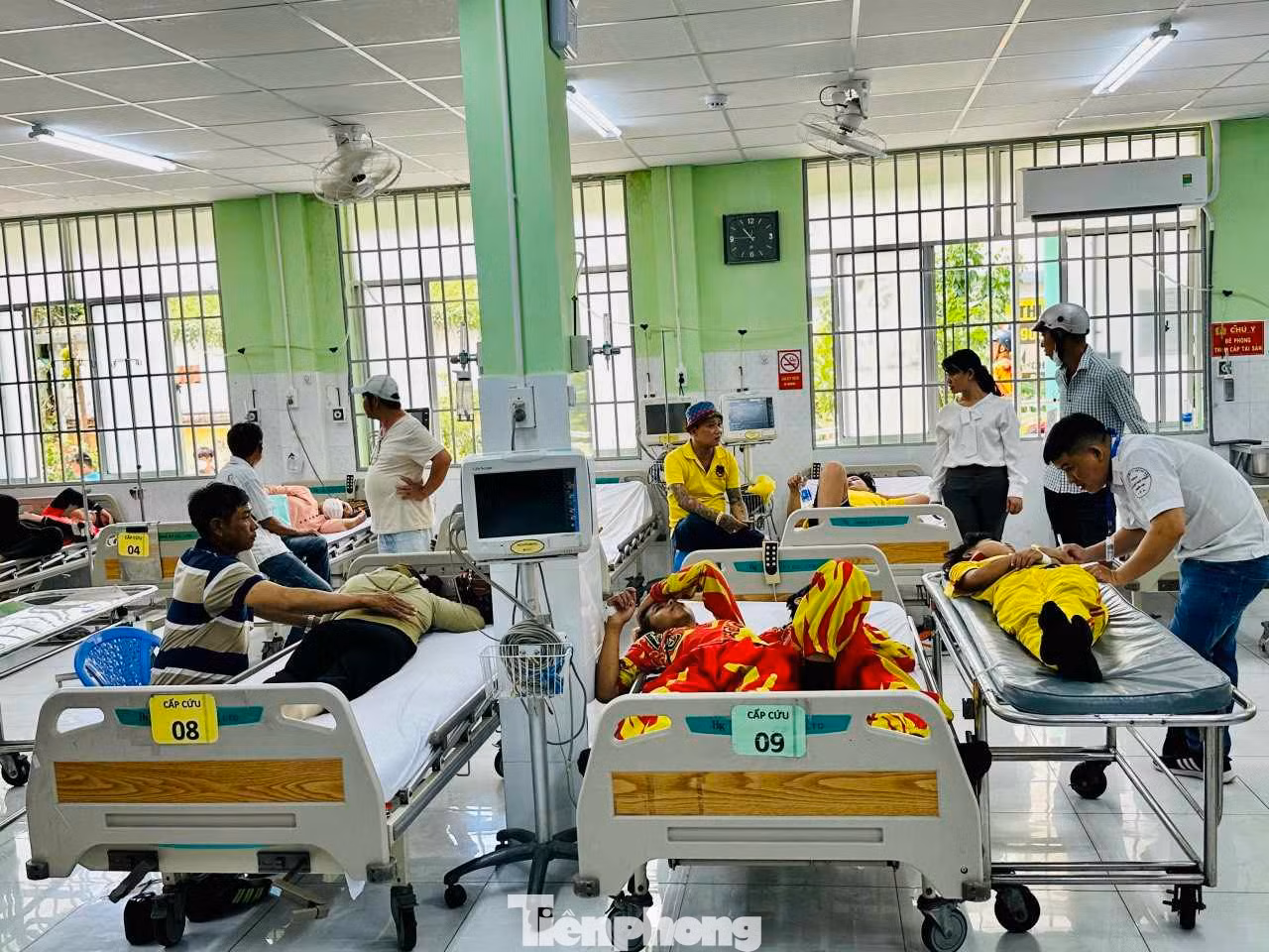 Sau khi ăn bánh mì nhiều người bị ngộ độc phải nhập viện Ảnh: Tư liệu